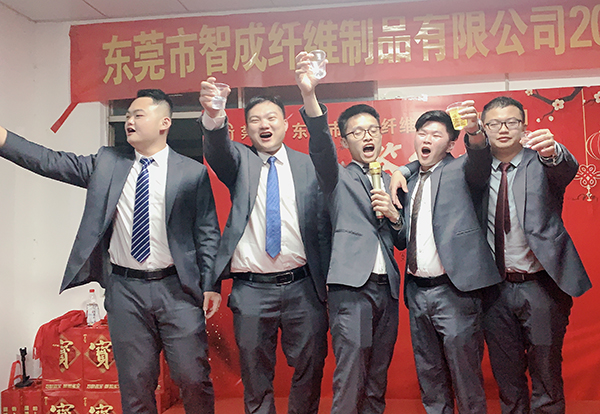 內貿部成員舉杯共飲