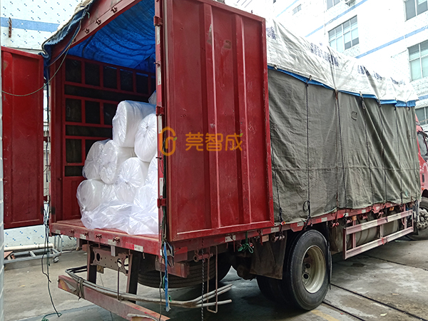 功夫不負有心人，這句話，小編想送給剛拿下120噸口罩針刺棉訂單的東莞智成纖維業務符經理。每一場合作的背后，都不是一件容易的事，能成功合作，或是客戶覺得合作方品牌可靠，亦或是相關人員服務周到。 6月17日，東莞智成纖維業務符經理終于獲得深圳鐘先生的認可。回憶起與深圳鐘先生初見，是兩天前的6月15日，這次登門拜訪，是深圳鐘先生上門考察東莞智成纖維。此次考察智成，獲得了深圳鐘先生的極大認可，從鐘先生口中得知，鐘先生此前對比了很多廠家，但只有東莞智成纖維的環境衛生能達到他的標準，這也是智成人平時做好7s管理的體現。 6月15日當天下午東莞智成纖維業務吳總監到深圳和鐘先生協商價格、合作等問題。晚上11點，智成纖維業務符經理不辭辛勞，把剛打好的樣品送到深圳，讓鐘先生試樣。 第三、第四次，是6月16日，符經理帶上張技術上門進行技術指導。前前后后兩天時間，終得深圳鐘先生一句：合同馬上簽給你。 前有劉備三顧茅廬，后有智成符經理4次登門拜訪，兩者終得盡善盡美。東莞智成纖維的每一位銷售人員，秉承著用心、不懈怠任何一位客戶的工作態度，為客戶服務著。