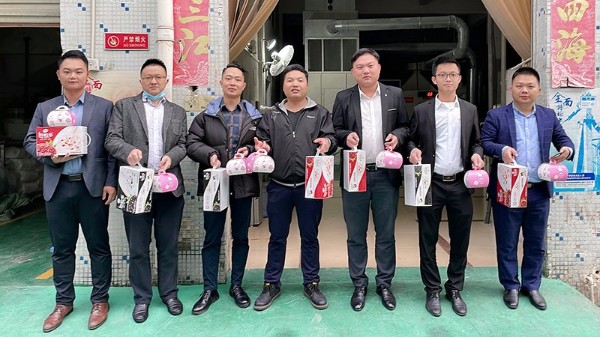 生日快樂(lè)！美好時(shí)光，你我同行！