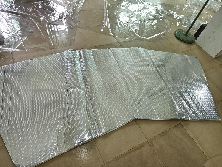 戶外酒店帳篷保溫棉，顧名思義，是一種專為戶外帳篷設計的保溫材料。它通常采用高品質纖維制成，具有輕便、柔軟、保暖性優異等特點。將其鋪設在帳篷底部或懸掛在帳篷內壁，能有效阻隔地面冷氣，鎖住帳篷內熱量，為您營造溫暖舒適的睡眠環境。